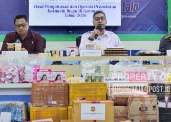 Kepala BBPOM di Gorontalo, Lintang Purba Jaya, bersama pihak Bea Cukai Gorontalo dan Polda Gorontalo saat konferensi terkait tindak peredaran kosmetik tanpa ijin edar, di aula BBPOM Gorontalo. Kamis (23/4) Foto : Natharahman/ Gorontalo Post.