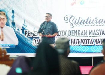 Wakil Wali Kota Gorontalo, Indra Gobel ketika memberikan sambutan pada kegiatan silaturahmi dengan warga Kelurahan Limba B, Kecamatan Kota Selatan, Sabtu (11/4/2026). (Foto: Prokopim)