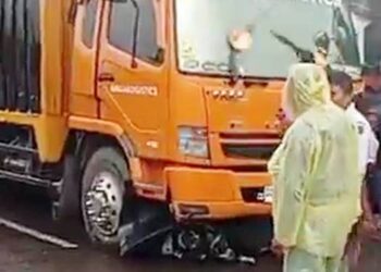 Satu truk fuso Kalla Logistik diduga menabrak sepeda motor yang ditumpangi dua siswi hingga masuk ke kolong truk di Desa Yosonegoro, Kabupaten Gorontalo, Rabu (29/4) sore. (foto: tangkapan layar)