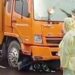Satu truk fuso Kalla Logistik diduga menabrak sepeda motor yang ditumpangi dua siswi hingga masuk ke kolong truk di Desa Yosonegoro, Kabupaten Gorontalo, Rabu (29/4) sore. (foto: tangkapan layar)