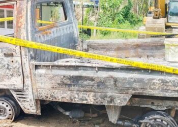 Satu unit mobil pick up jenis Suzuki Carry berwarna hitam tanpa nomor Polisi terbakar tepat di depan Kantor Desa Hulawa, Kecamatan Buntulia, Kabupaten Pohuwato.