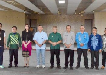 FOSE. Bupati Gorontalo Sofyan Puhi dan tin Danantara foto bersama di auditorium menara keagungan setelah melihat kondisi menara