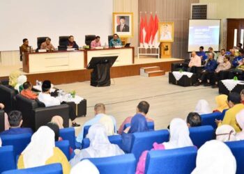 Diskusi Kinerja bersama ASN di lingkungan Disparparekrafpora, dan Diskumperindag Provinsi Gorontalo, di aula BKPSDM, Kamis (23/4). (Foto : Mila/dok-pemprov)