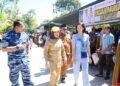 Wakil Gubernur Idah Syahidah RH, bersama Dansat Radar 224 Kwandang Letkol Lek Yohanes Kristiardi dan Sekda Kabupaten Gorontalo Sugondo Makmur, meninjau pelaksanaan pasar murah di Limboto dalam rangka HUT ke TNI AU, Selasa (14/2). (foto: dok/pemprov)