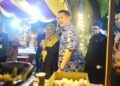 Wagub Idah Syahidah Rusli Habibie bersama Kapolda dan Kajati Gorontalo saat meninjau dan memilih makanan yang hadir pada stand UMKM khas Sunda pada Silaturahmi Akbar Paguyuban Pasundan, Selasa (14/4) malam. (Foto – Nova/ Diskominfotik).