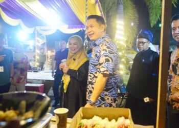 Wagub Idah Syahidah Rusli Habibie bersama Kapolda dan Kajati Gorontalo saat meninjau dan memilih makanan yang hadir pada stand UMKM khas Sunda pada Silaturahmi Akbar Paguyuban Pasundan, Selasa (14/4) malam. (Foto – Nova/ Diskominfotik).