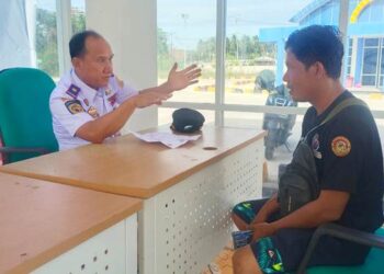 Pengwas Satpel UPPKB Marisa, Aswin Lumula,S.E. saat melakukan pemeriksaan terhadap para supir yang diduga melanggar.