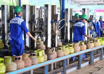 Petugas menyiapkan tabung gas LPG 3 kg untuk didistribusikan kepada masyarakat. (foto: dok-pertamina)