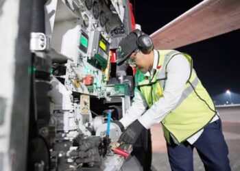 PERTAMINA Patra Niaga Sulawesi melakukan pengisian avtur (refueling) perdana untuk penerbangan haji yang dilakukan pada dini hari 22 April 2026, sebagai awal rangkaian fase keberangkatan jamaah. (foto: dok/pertamina)
