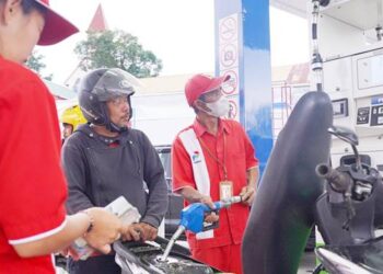 STOK AMAN: Masyarakat dapat dengan mudah mendapatkan BBM di SPBU, Pertamina memastikan stok BBM di Sulawesi aman, dan distribusi BBM lancar. (foto: dok-pertamina)