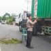 Personel Polsek Limboto Barat saat melakukan pengamanan di Jalan Trans Sulawesi, ketika dilakukan penebangan pohon.