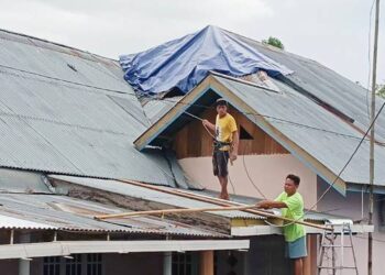 Kondisi rumah yang rusak karena porak poranda akibat puting beliung. (foto: istimewa)
