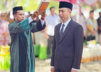 Prof. Dr. Ir. Nurdin, S.P., M.Si diambil sumpah dalam pelantikan sebagai Sekretaris Daerah Kabupaten Boalemo. (Foto/Diskominfo)