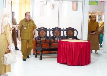 Wali Kota Gorontalo, Adhan Dambea ketika ngantor di RSAS. (Foto: Prokopim)