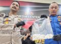 BARANG BERBAHAYA: Polisi menunjukan sebagian barang bukti berupa sianida saat konferensi pers di Mapolda Gorontalo, Kamis (23/4). (Foto: Natharahman/ Gorontalo Post)