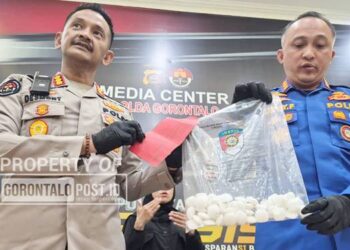 BARANG BERBAHAYA: Polisi menunjukan sebagian barang bukti berupa sianida saat konferensi pers di Mapolda Gorontalo, Kamis (23/4). (Foto: Natharahman/ Gorontalo Post)