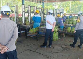 Kapolsek Telaga, Iptu Fredy Yasin,S.H. beserta personel dan juga dari pihak perusahaan, melakukan sidak serta pemantauan secara langsung ketersediaan LPG ukuran 3 kilogram di SPPBE Tilango.