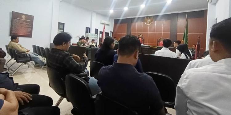 MENCURI HAK CIPTA-Suasana sidang praperadilan terkait penetapan tersangka oknum konten kreator yang mencuri hak cipta, ditolak hakim, Selasa (14/4). (foto: istimewa)