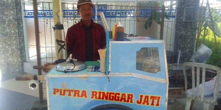 Merantau Dari Cianjur, Pria Ini Dagangan Somay Keiling di Suwawa, Bertahan Sejak 2016