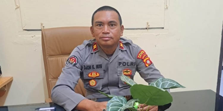 Kasie Humas Polres Bone Bolango, AKP Jhon Karel Nusi saat memberikan keterangan terkait dengan adanya dugaan suap oleh personel Polsek Bulango.