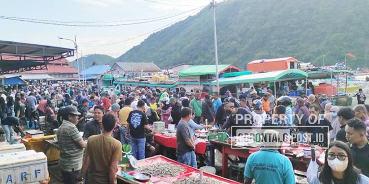 Suasana TPI Kota Gorontalo yang dipadati warga yang hendak berbelanja ikan segar dengan harga murah. Rabu (8/4/2026). (Foto: Roy/Gorontalo Post)