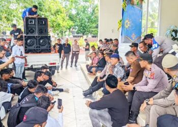 NASIB PENAMBANG: Massa aksi gabungan masyarakat penambang dan mahasiswa mendatangi Rudis Gubernur meminta bertemu Gubernur Gusnar Ismail, terkait pertambangan rakyat, Senin (6/4). (foto : Aviva Dinanti Lambalano/mg/gorontalopost)
