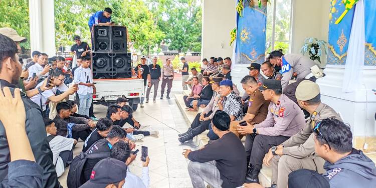 NASIB PENAMBANG: Massa aksi gabungan masyarakat penambang dan mahasiswa mendatangi Rudis Gubernur meminta bertemu Gubernur Gusnar Ismail, terkait pertambangan rakyat, Senin (6/4). (foto : Aviva Dinanti Lambalano/mg/gorontalopost)