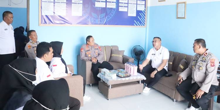 Tim Evaluasi dari Polda Gorontalo yang dipimpin langsung oleh Kombes Pol. Ahmad Pardomuan,S.I.K.,M.H., saat melakukan peninjauan di SPPG Yayasan Kemala Bhayangkari Polres Pohuwato.