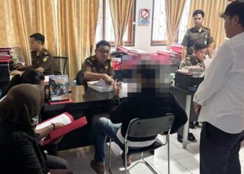 Penyidik Satuan Reserse Kriminal (Satreskrim) Polres Pohuwato resmi melaksanakan penyerahan tersangka dan barang bukti (Tahap II) dalam perkara dugaan pemalsuan surat kepada Kejaksaan Negeri Pohuwato, Senin (13/4/2026).