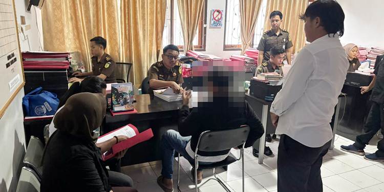 Penyidik Satuan Reserse Kriminal (Satreskrim) Polres Pohuwato resmi melaksanakan penyerahan tersangka dan barang bukti (Tahap II) dalam perkara dugaan pemalsuan surat kepada Kejaksaan Negeri Pohuwato, Senin (13/4/2026).