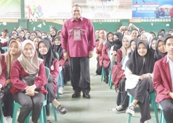 Rektor UNG Eduart Wolok bersama mahasiswa. (F. Istimewa)