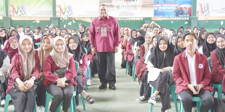 Rektor UNG Eduart Wolok bersama mahasiswa. (F. Istimewa)