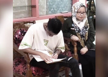 TANPA MEJA: Seorang siswa yang sedang berperkara difasilitasi Polda untuk mengikuti ujian sekolah, dengan didampingi serta mendapatkan pengawasan.