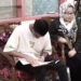 TANPA MEJA: Seorang siswa yang sedang berperkara difasilitasi Polda untuk mengikuti ujian sekolah, dengan didampingi serta mendapatkan pengawasan.