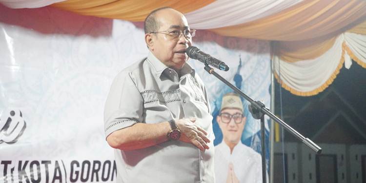 Wali Kota Gorontalo, Adhan Dambea ketika memberikan sambutan pada agenda silaturahmi Pemkot dengan masyarakat di Kelurahan Padebuolo, Kecamatan Kota Timur, Sabtu (4/4/2026).