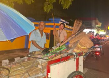 Opa Usman, Penjual Sapu Keliling, Usia Uzur Bukan Penghalang Mencari Nafkah 