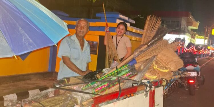 Opa Usman, Penjual Sapu Keliling, Usia Uzur Bukan Penghalang Mencari Nafkah 