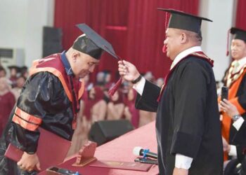 Proses penyerahan ijazah oleh Rektor UNG Eduart Wolok, Selasa (14/4/2026). (F. Humas UNG)