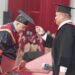 Proses penyerahan ijazah oleh Rektor UNG Eduart Wolok, Selasa (14/4/2026). (F. Humas UNG)