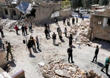 Salah seorang jurnalis asing mengabadikan gambar sebuah kerusakan akibat serangan udara AS yang menyasar sebuah perkampungan di wilayah Fardis, Barat kota Tehran, Iran.-Vahid Salemi-Association Press