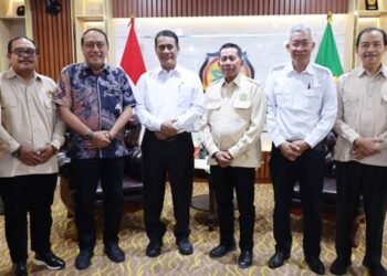 Foto bersama panitia pusat dan daerah PENAS Petani dan Nelayan XVII usai pertemuan dengan Mentan Andi Amran Sulaiman di Kantor Kementan, Jakarta, Selasa (21/4). (Foto : Istimewa)
