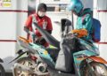 Petugas SPBU melayani warga yang ingin mendapatkan BBM. Saat ini, terjadi kenaikan harga BBM nonsubsidi untuk produk tertentu Pertamina. (foto: dok-pertamina)