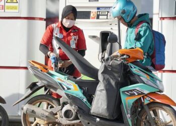 Petugas SPBU melayani warga yang ingin mendapatkan BBM. Saat ini, terjadi kenaikan harga BBM nonsubsidi untuk produk tertentu Pertamina. (foto: dok-pertamina)