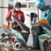 Petugas SPBU melayani warga yang ingin mendapatkan BBM. Saat ini, terjadi kenaikan harga BBM nonsubsidi untuk produk tertentu Pertamina. (foto: dok-pertamina)
