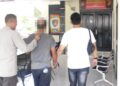 Petugas saat mengamankan Seorang residivis kasus pencabulan nyaris diamuk masa baru-baru ini.