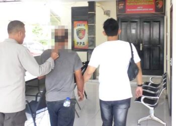 Petugas saat mengamankan Seorang residivis kasus pencabulan nyaris diamuk masa baru-baru ini.