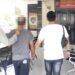 Petugas saat mengamankan Seorang residivis kasus pencabulan nyaris diamuk masa baru-baru ini.