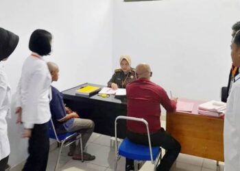 Dua tersangka kasus dugaan asusila saat diserahkan ke Kejaksaan Negeri Kabupaten Gorontalo