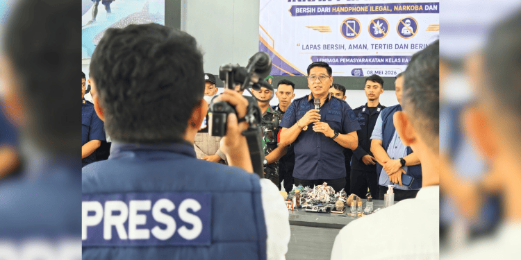 Barang terlarang milik warga hunian Lapas IIA yang berhasil didapatkan setelah dilakukan penggeledahan, Jum'at (8/5/2026). (F. Istimewa)
