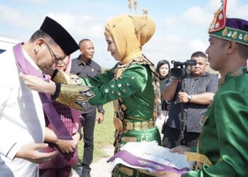 Tiba di Gorontalo, Kajati Baru Disambut Adat Mopotilolo, Gubernur Gusnar Terlihat Mendampingi